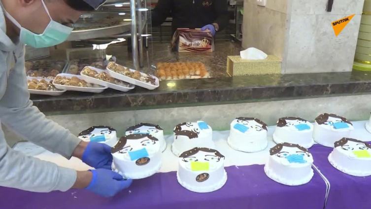 【巴勒斯坦甜品师做出新冠病毒主题蛋糕 】巴勒斯坦加沙地带一个面包坊做出了一个翻糖蛋糕,上面